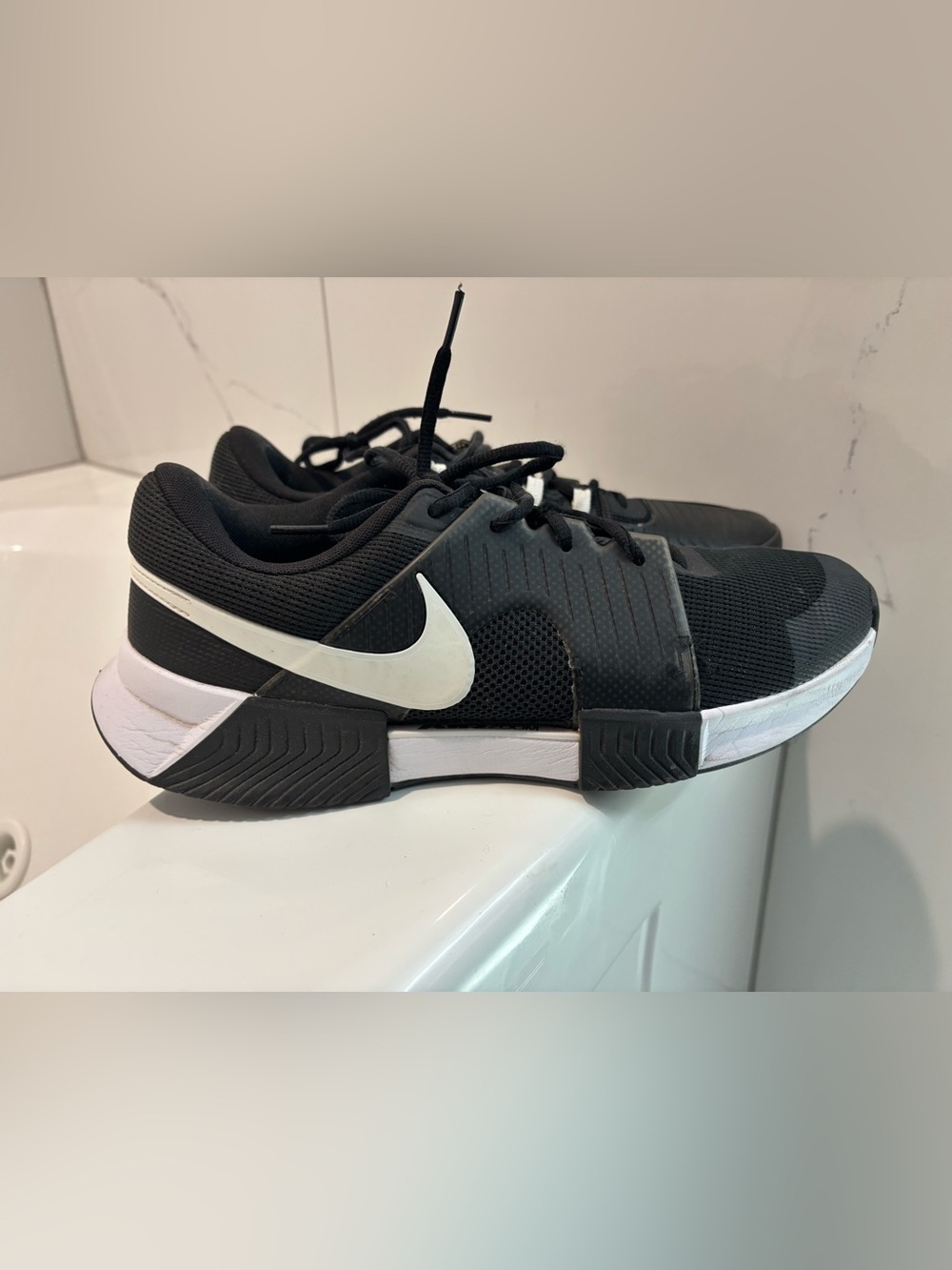 Nike Mens 11.5 Challenge Tennis Shoes. In very good clean condition.